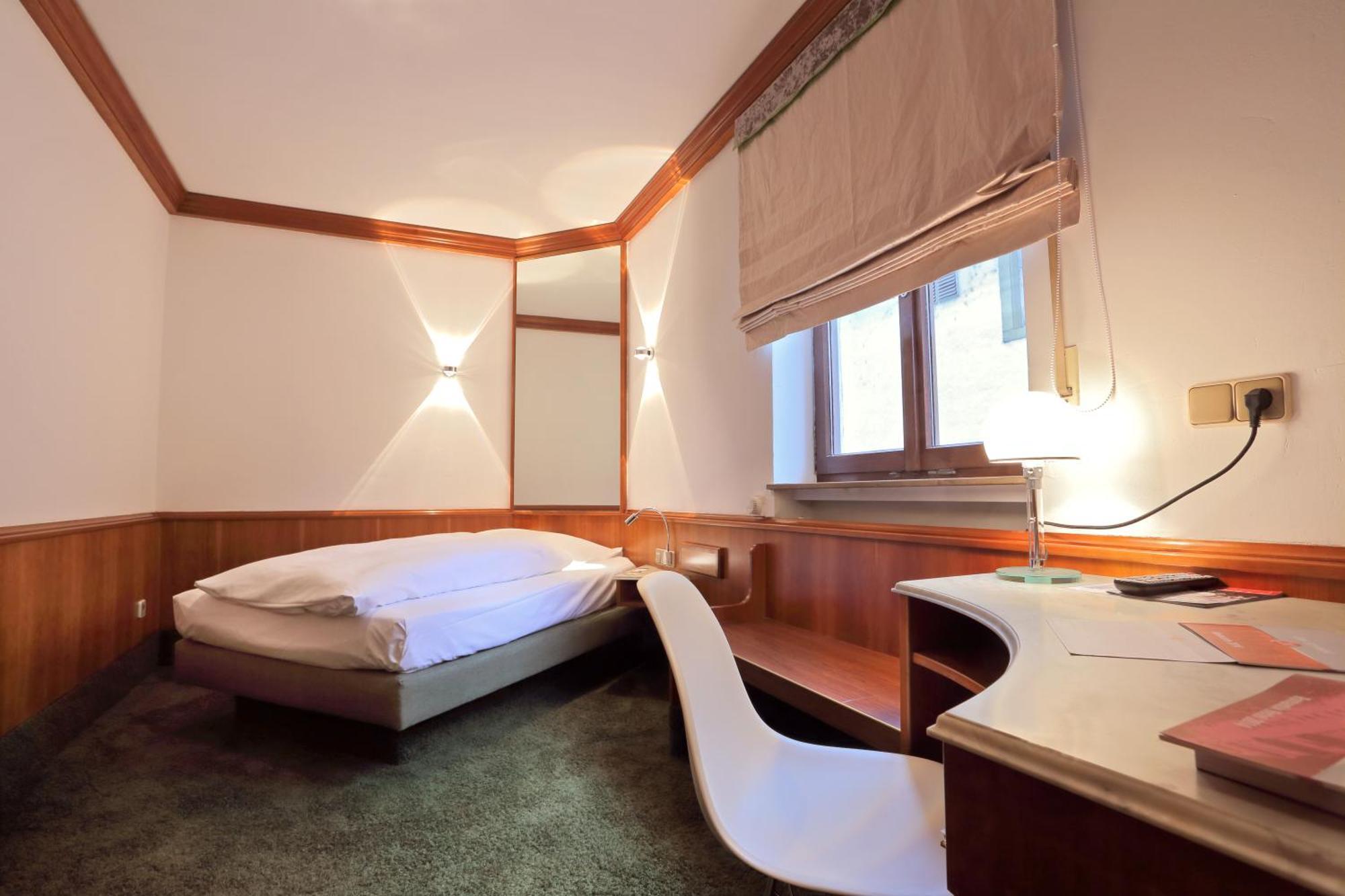 Single Room,925875706:JPEG